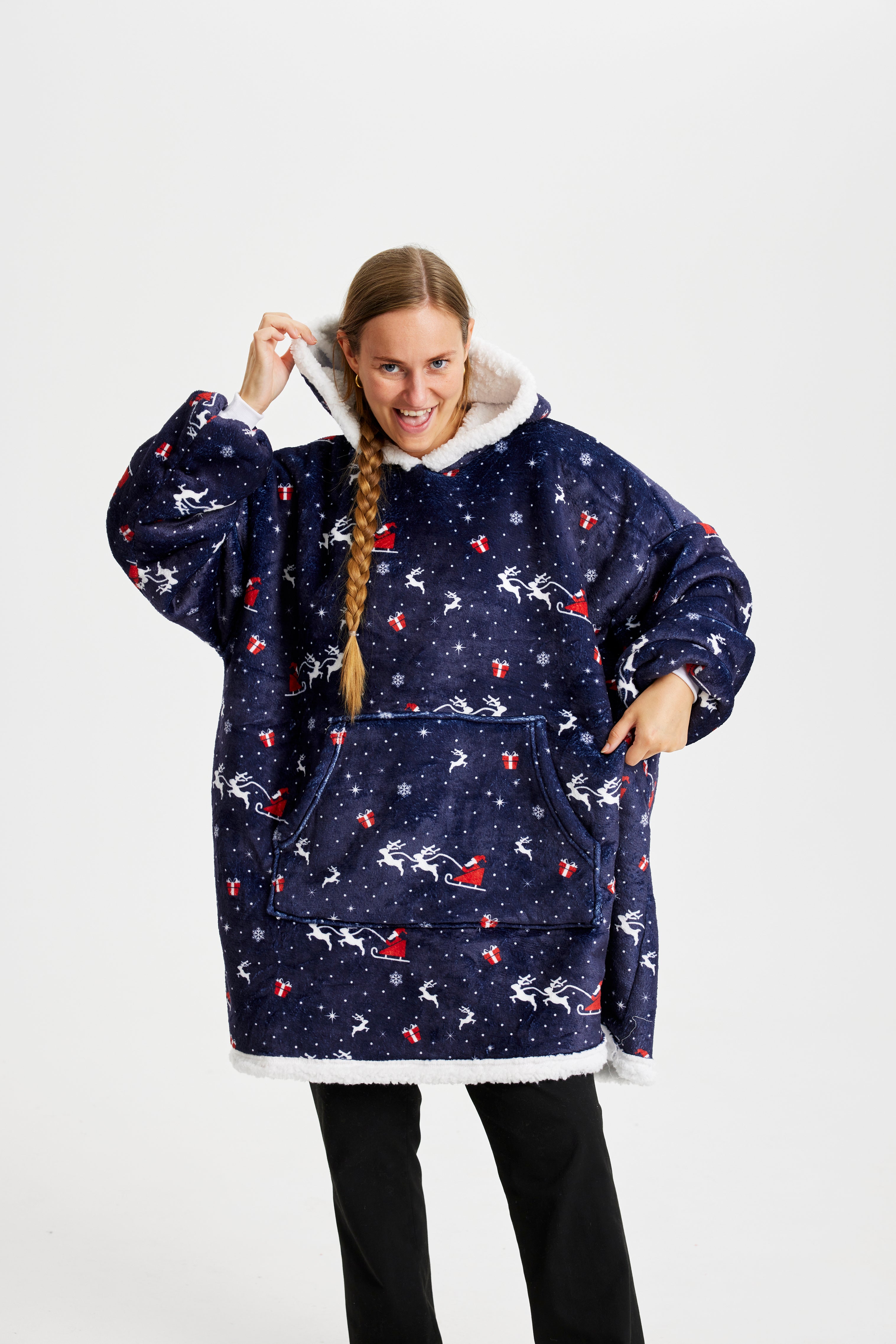 Een vrouw met een lange vlecht die een blauwe kerst hoodie draagt.